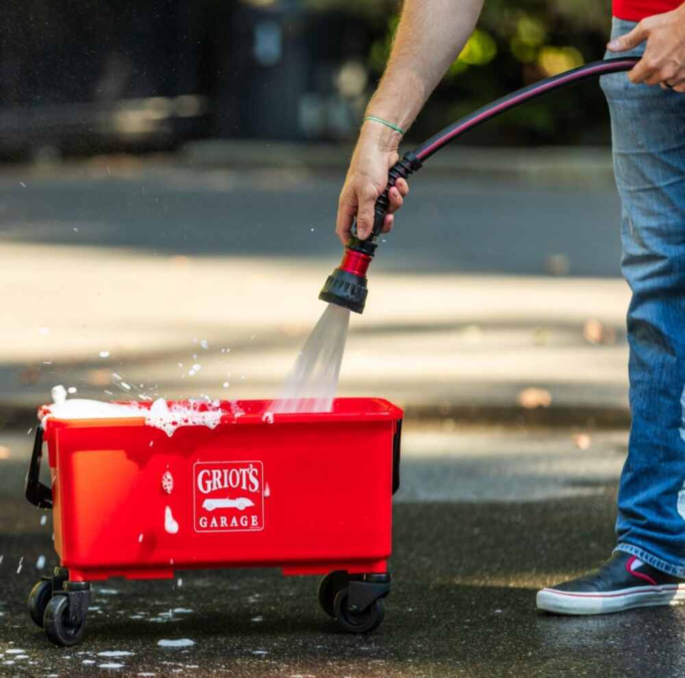 Griot's Garage Ultimate Car Wash Bucket w/ Casters and Lid 6 Gallons