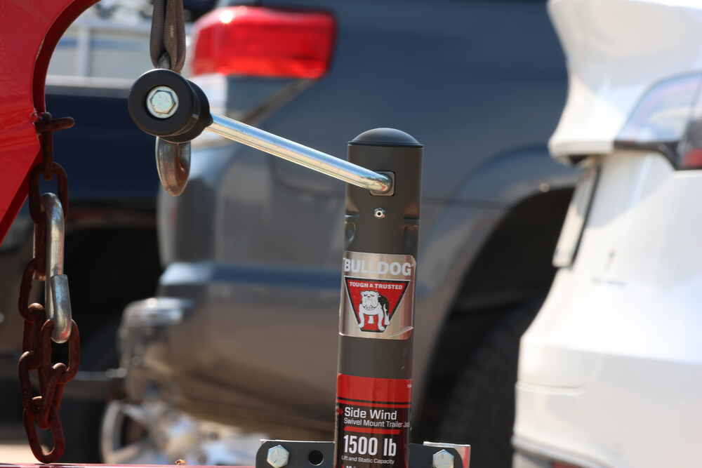 ブルドッグ　0710 Bulldog Bolt-Thru Swivel Trailer Jack - Bolt On - Sidewind