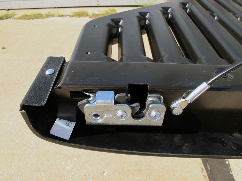 Stromberg Carlson 4000 Series 5th Wheel Louvered Tailgate With Lock For