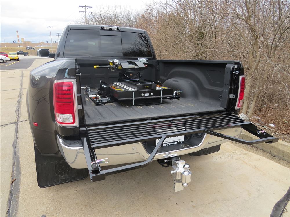 2017 Ram 3500 Stromberg Carlson 100 Series 5th Wheel Tailgate with Open ...